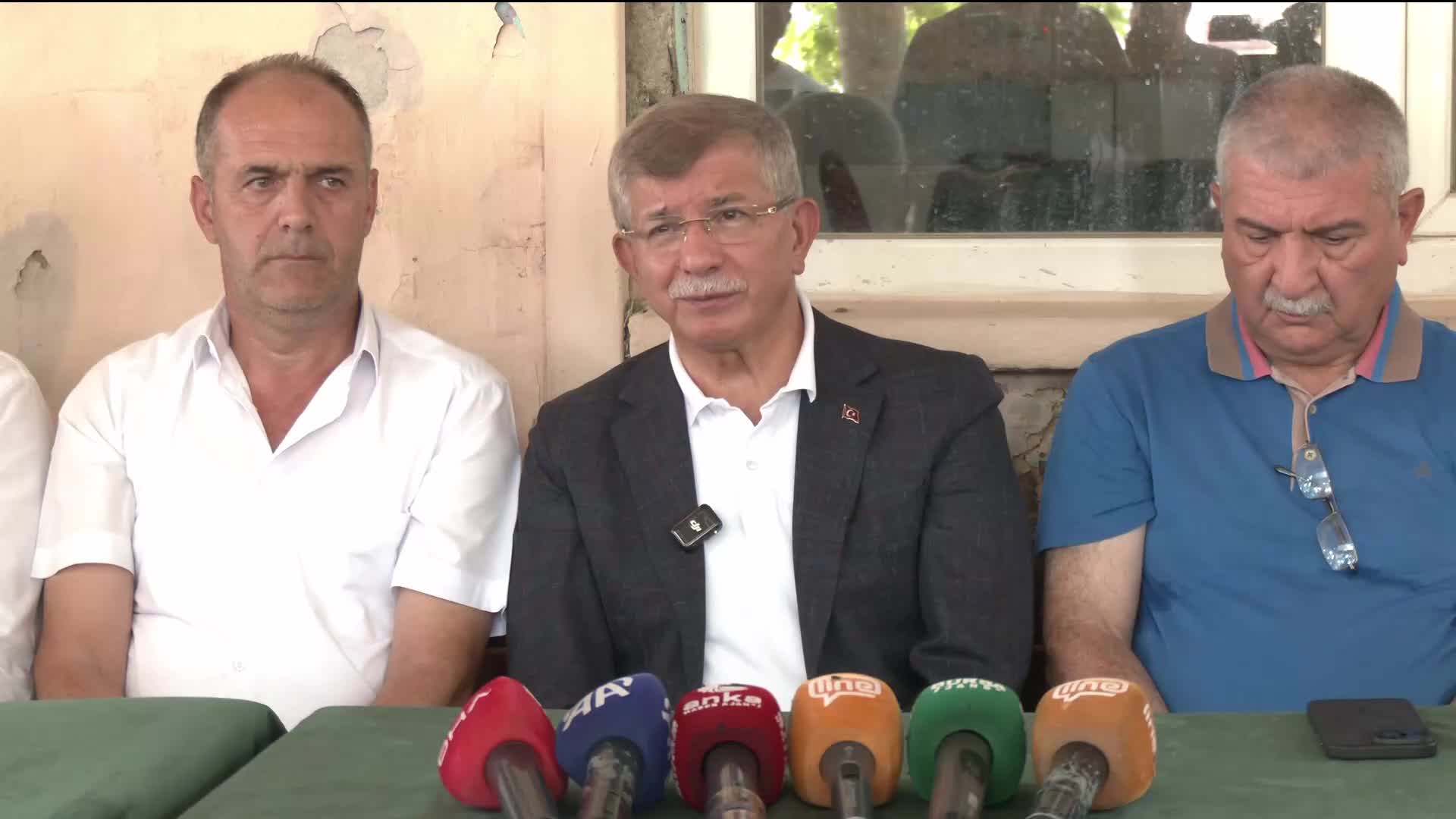 Davutoğlu, Bursa'daki orman yangınından etkilenen Karahıdır Köyü'nü ziyaret etti