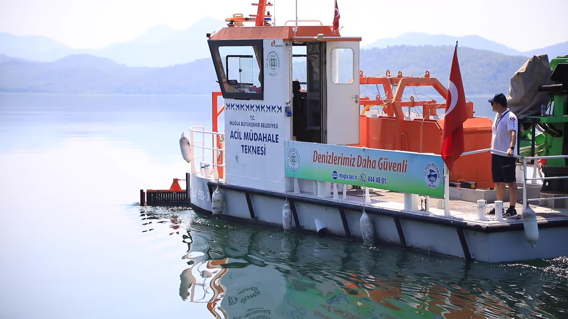Muğla'da Köyceğiz Gölü ve Dalyan Kanalları'nda caretta carettalar için tekneyle yüzey temizliği