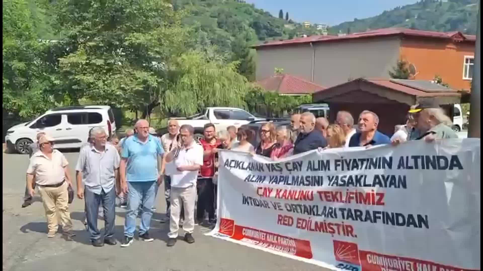 CHP, Rize'den Erdoğan'a seslendi: Çay üreticilerinin sıkıntılarını gidermek için partimizin verdiği Çay Kanunu Teklifi'nin Meclis'ten geçmesine izin verin