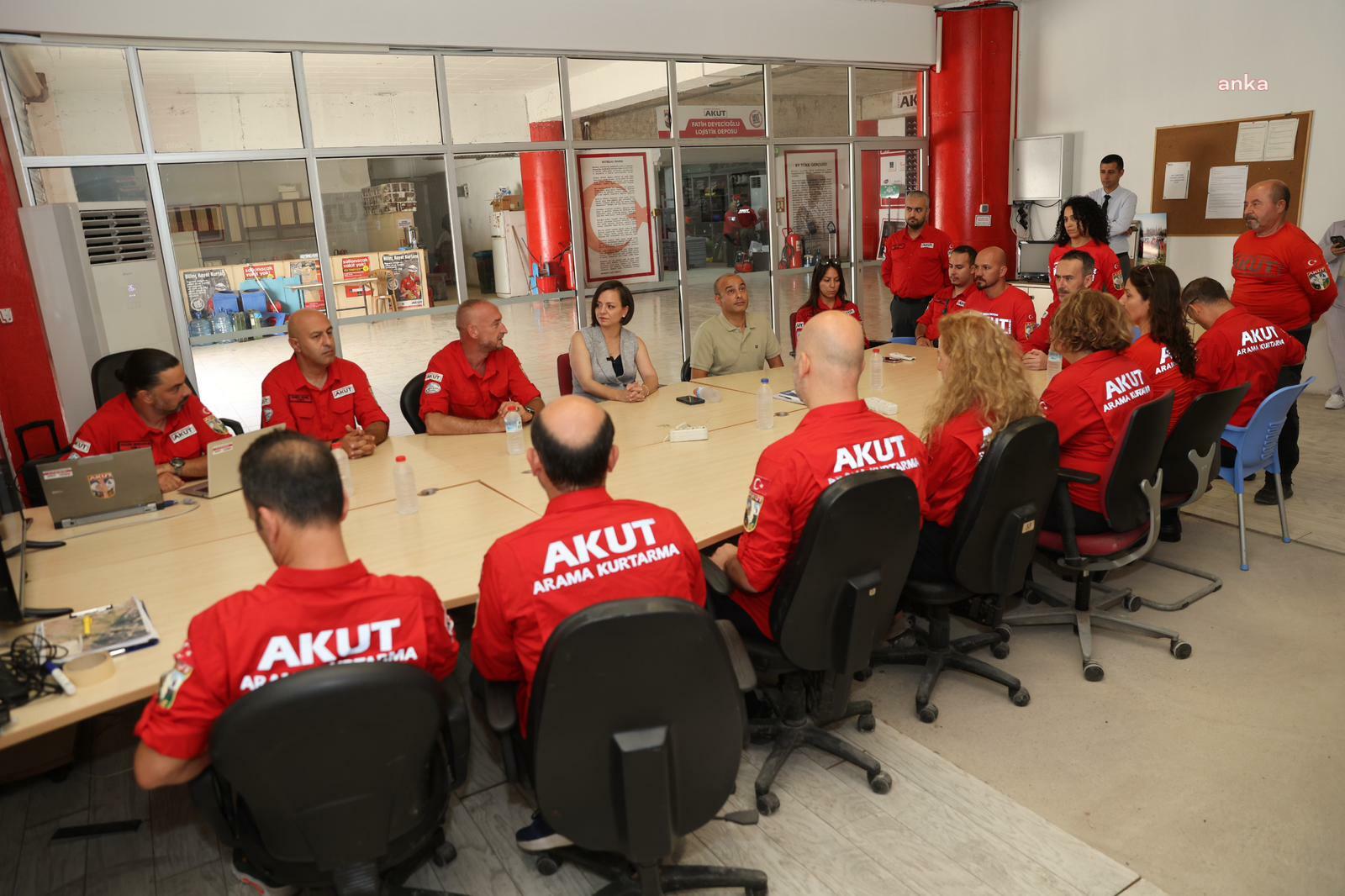 Karabağlar Belediye Başkanı Helil Kınay’dan AKUT İzmir ekibine taziye ziyareti