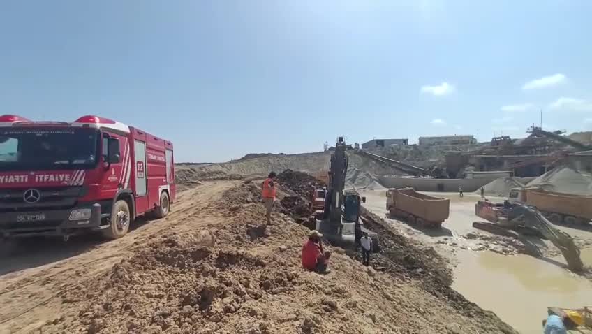 Çatalca’daki kum ocağında göçük… Bir kepçe operatörü için arama çalışmaları devam ediyor