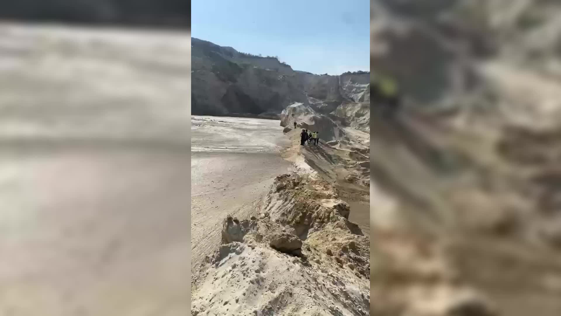 Silivri’de kum ocağında göçük… Vinç operatörü göçük altında kaldı