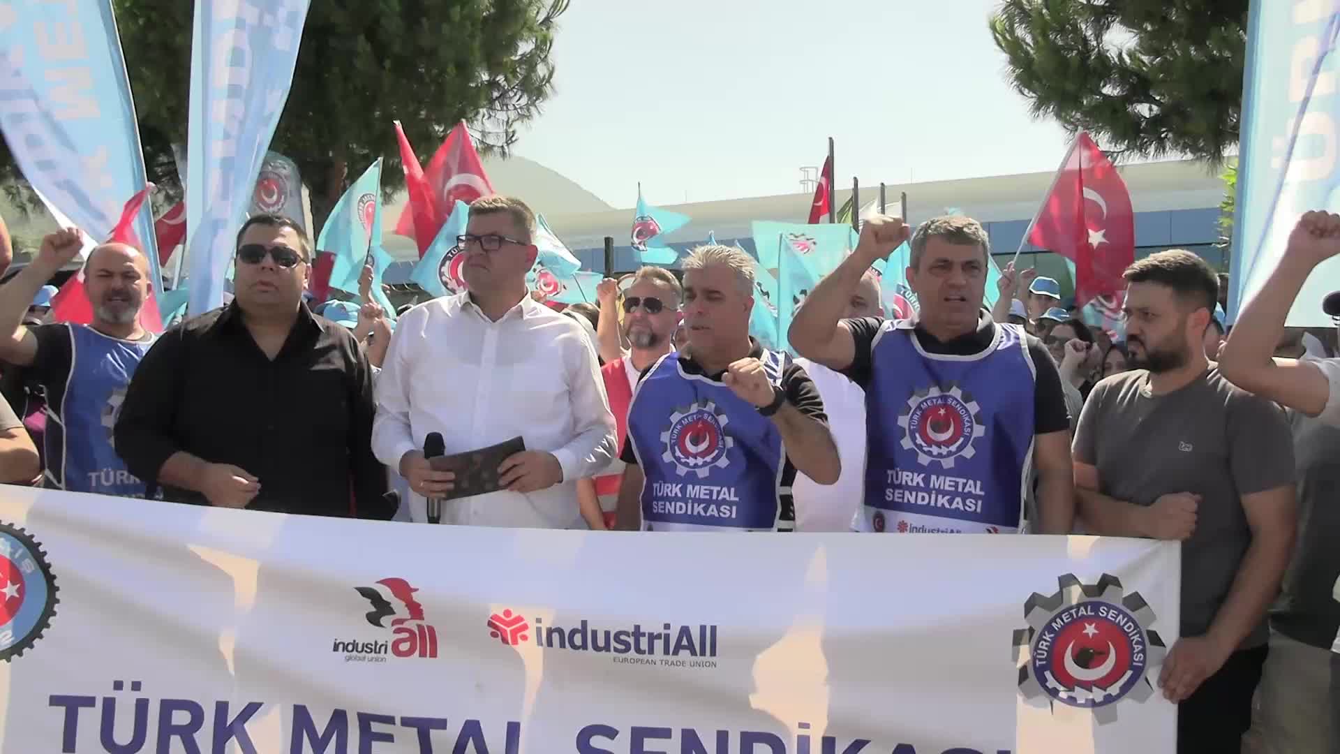 Bitron işçilerinden fabrika önünde basın açıklaması... "Uzlaşalım, üretime devam edelim"
