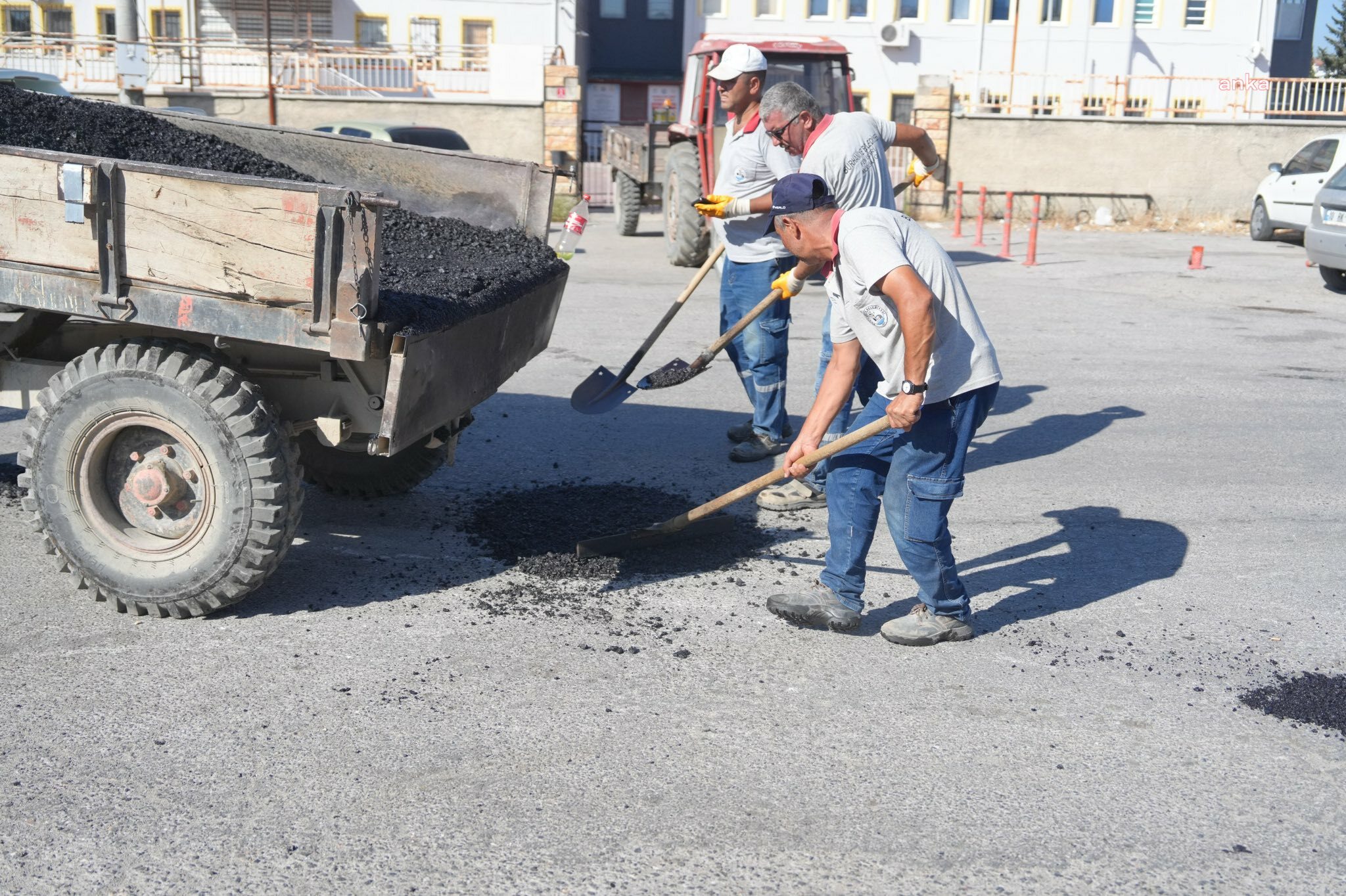 Burhaniye Belediyesi, sanayi sitesi içerinde asfalt yama çalışmalarına başladı