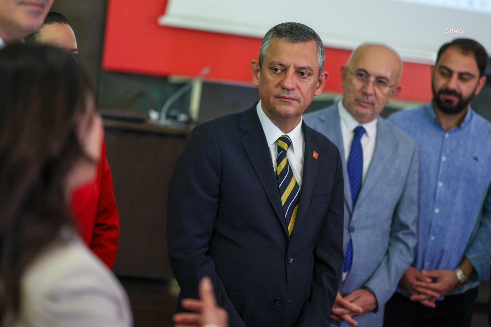 Özgür Özel, CHP’nin çağrı merkezi gönüllülerini ziyaret etti