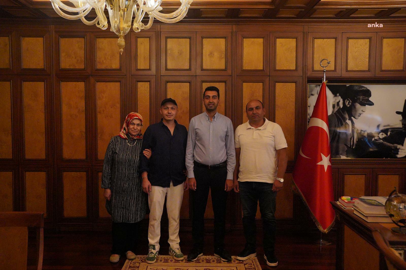 Kanseri yenen Yasin’den Tuzla Belediye Başkanı Bingöl’e ziyaret: “Ömrümü hasta gençlere adayacağım”