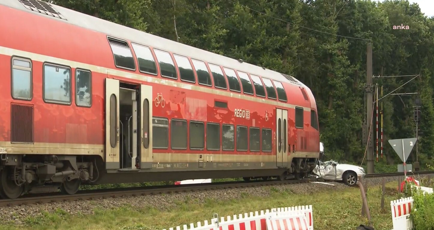 Almanya'nın Aşağı Saksonya eyaletinde tren, otomobile çarptı, iki kişi hayatını kaybetti