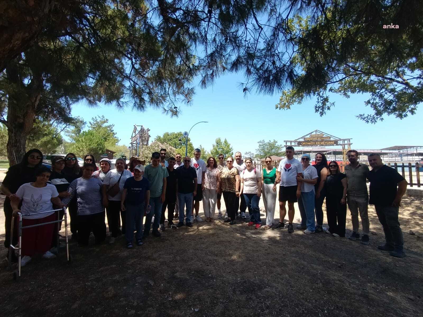 Yunusemre Belediyesi'nden özel gereksinimli bireyler için at çiftliği gezisi