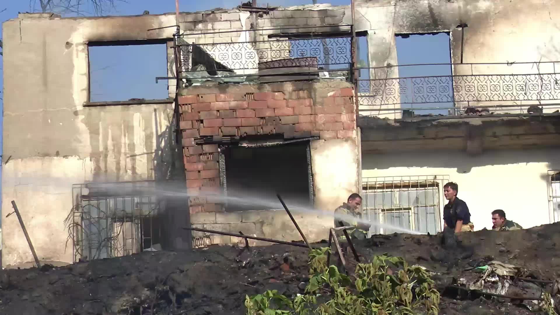 Ankara Mamak'ta otluk alanda çıkan yangında 8 gecekondu kullanılamaz hale geldi