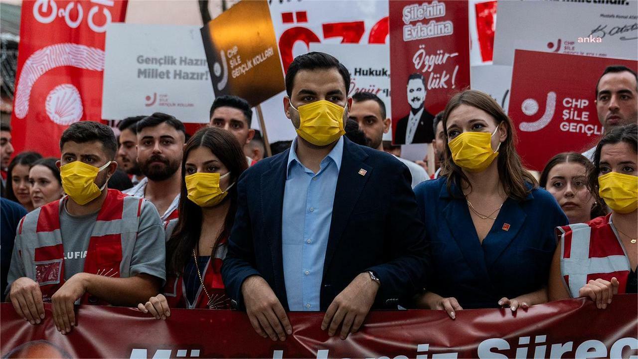 CHP'li gençler tutuklu Beylikdüzü Belediye Başkanı Mehmet Murat Çalık'a destek için sarı maske taktı