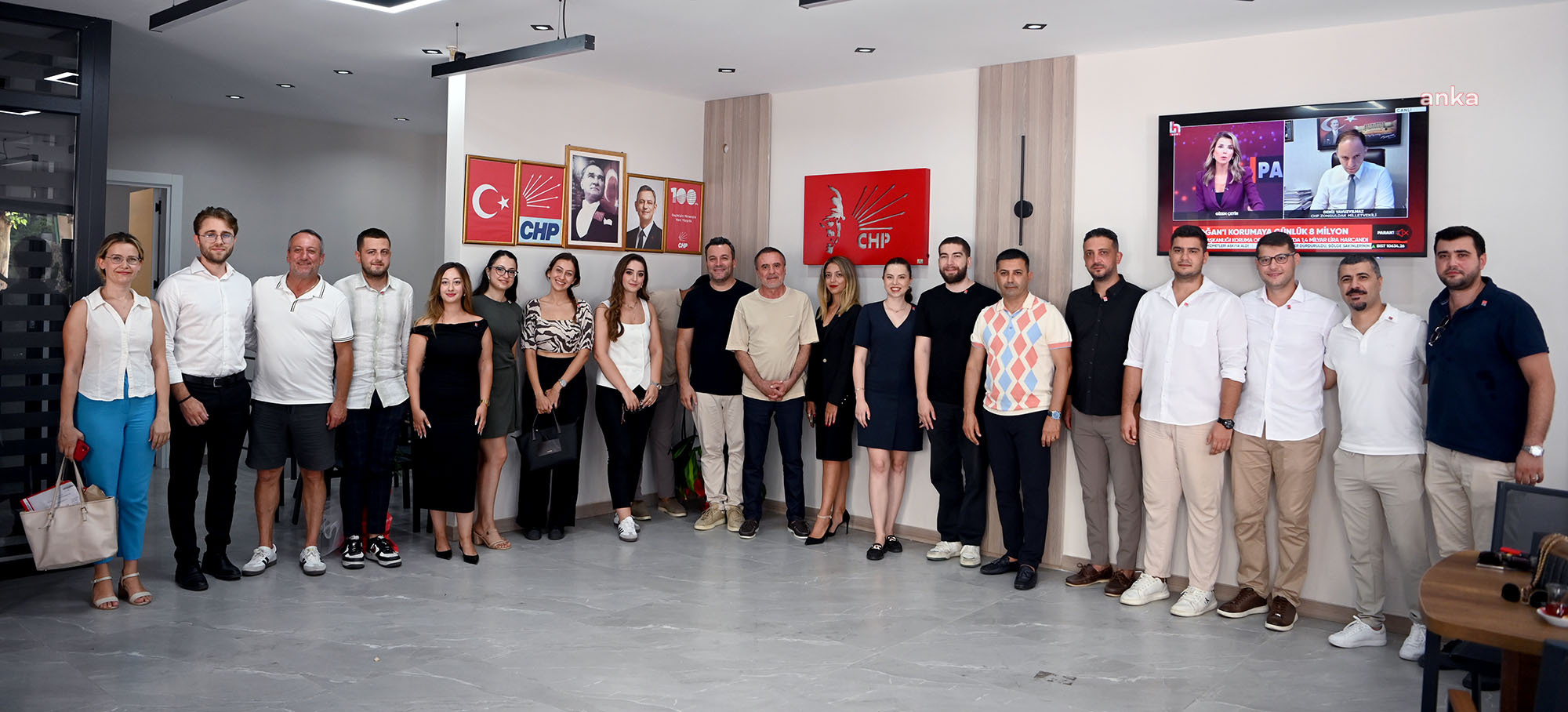 CHP Kuşadası İlçe Örgütü’nde genç avukatlara rozet töreni