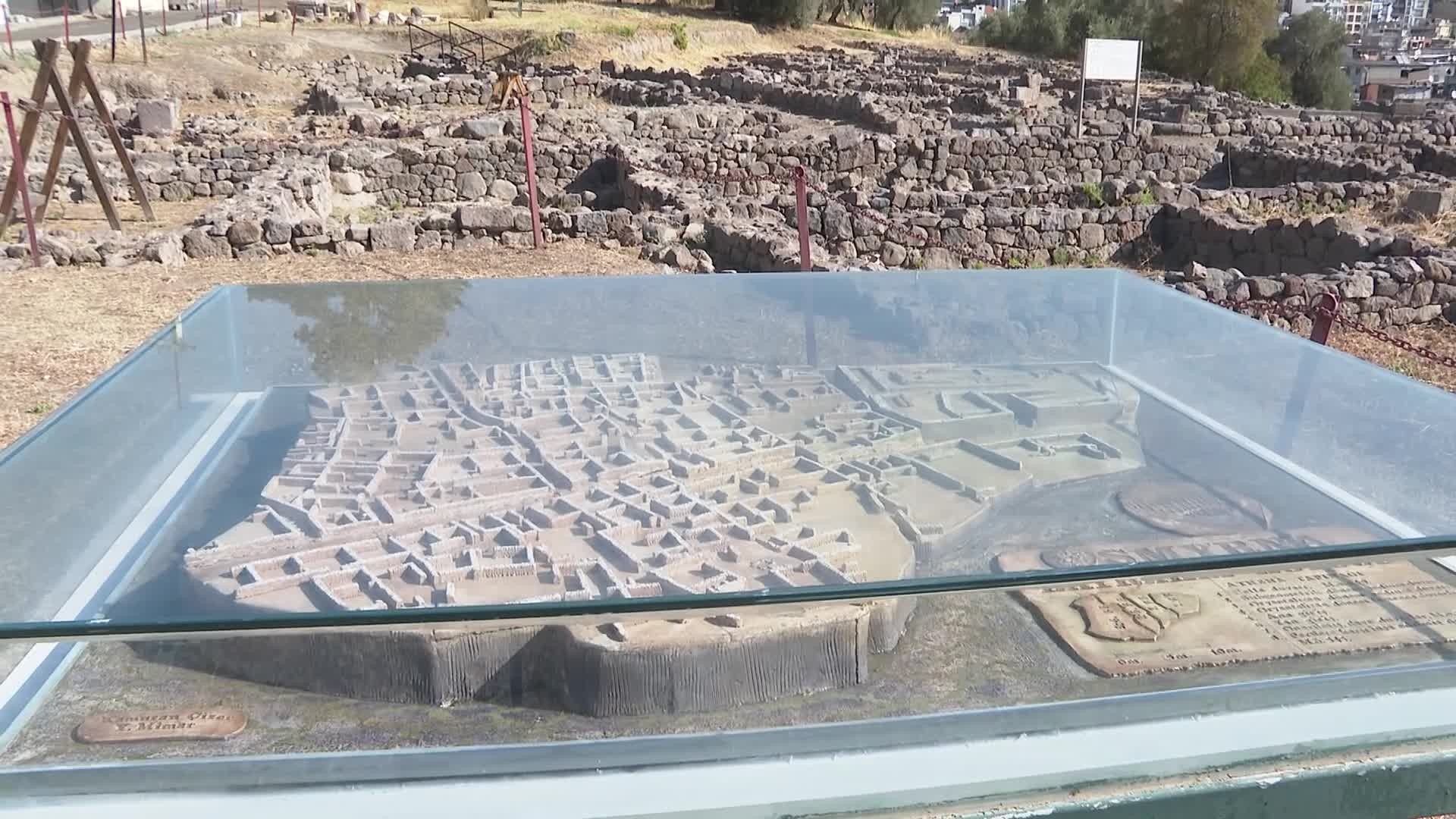 İzmir Büyükşehir Belediye Başkanı Tugay Smyrna kazılarını inceledi