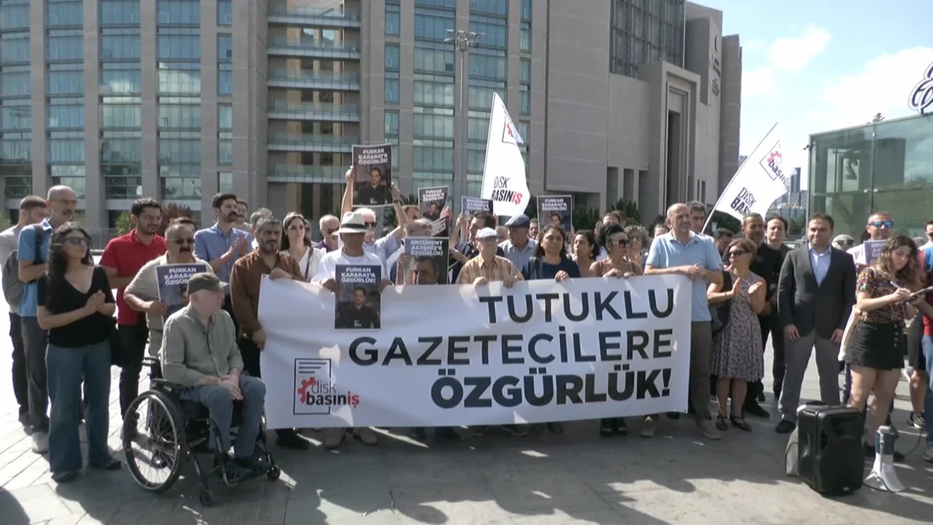 Ercüment Akdeniz hakim karşısında... DİSK Basın-İş: Basın emekçileri gerçekleri yazmaktan, sormaktan, sorgulamaktan vazgeçmeyecek