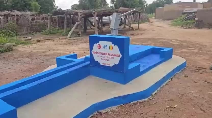 Ortahisar Belediyesi personeli, Afrika’da su kuyusu açtırdı