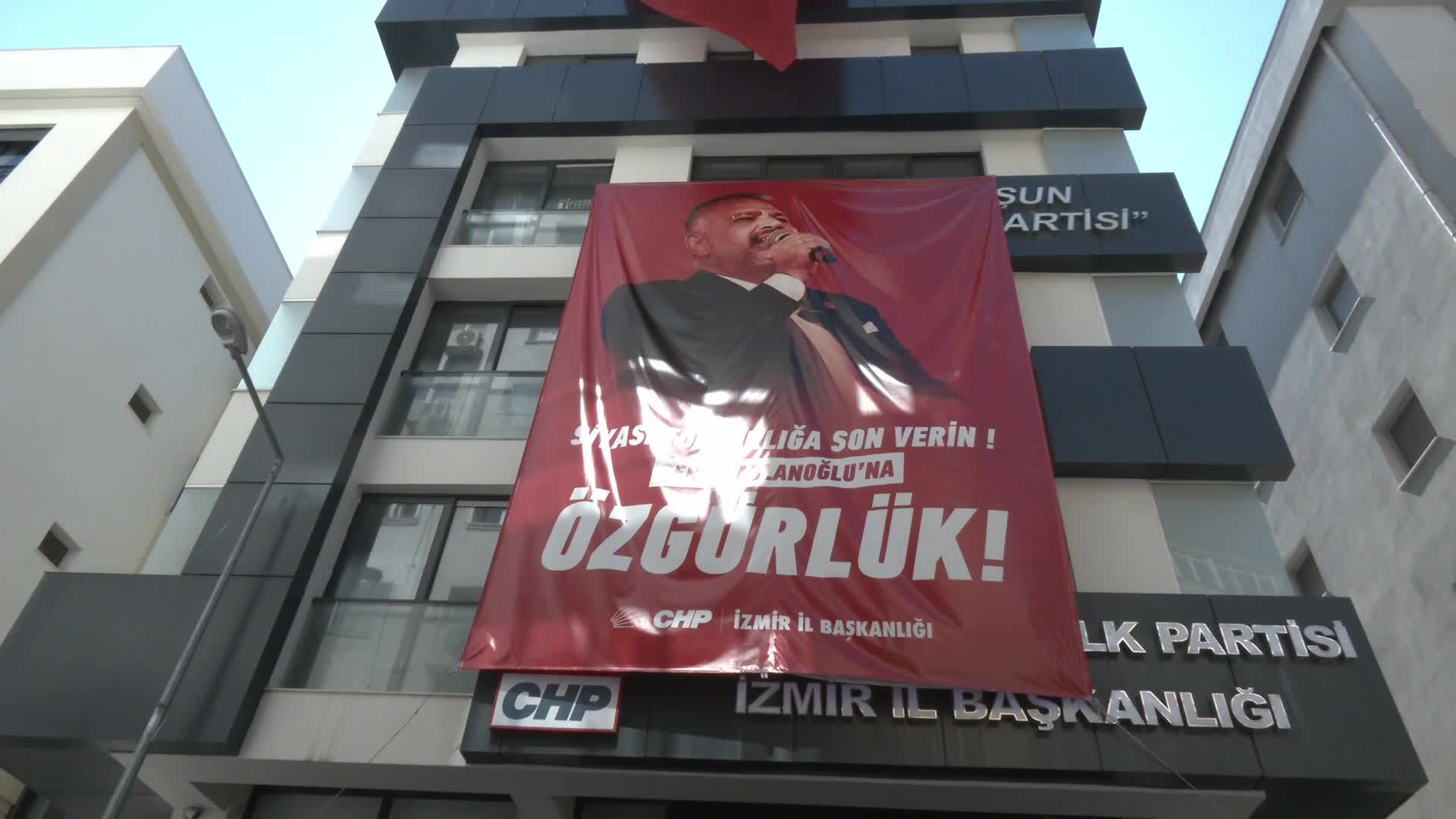 CHP'li Özkan: "Çeşme projesinde gösterilen alanın orman yangınında yanarak kül olması bir tesadüf mü, bir planın sonucu mu?"
