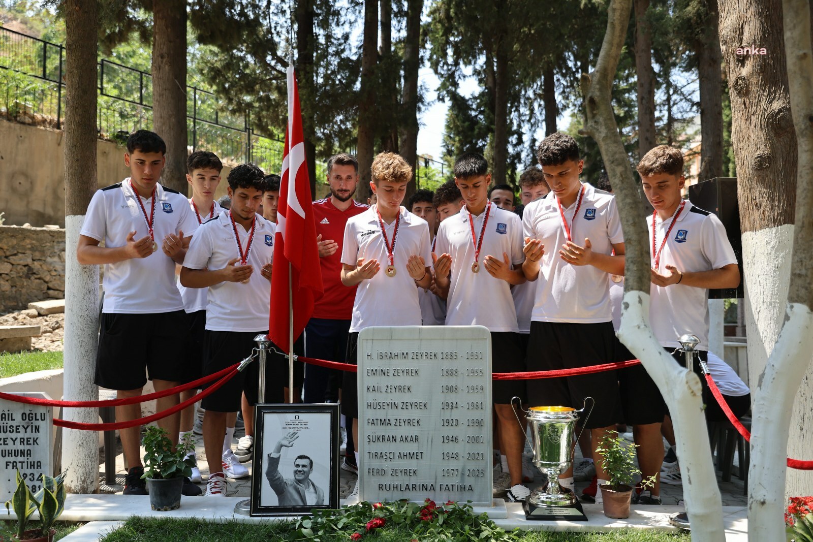 Yunusemre Belediyespor U17 Futbol Takımı, Türkiye şampiyonluğunu, Ferdi Zeyrek'e armağan etti