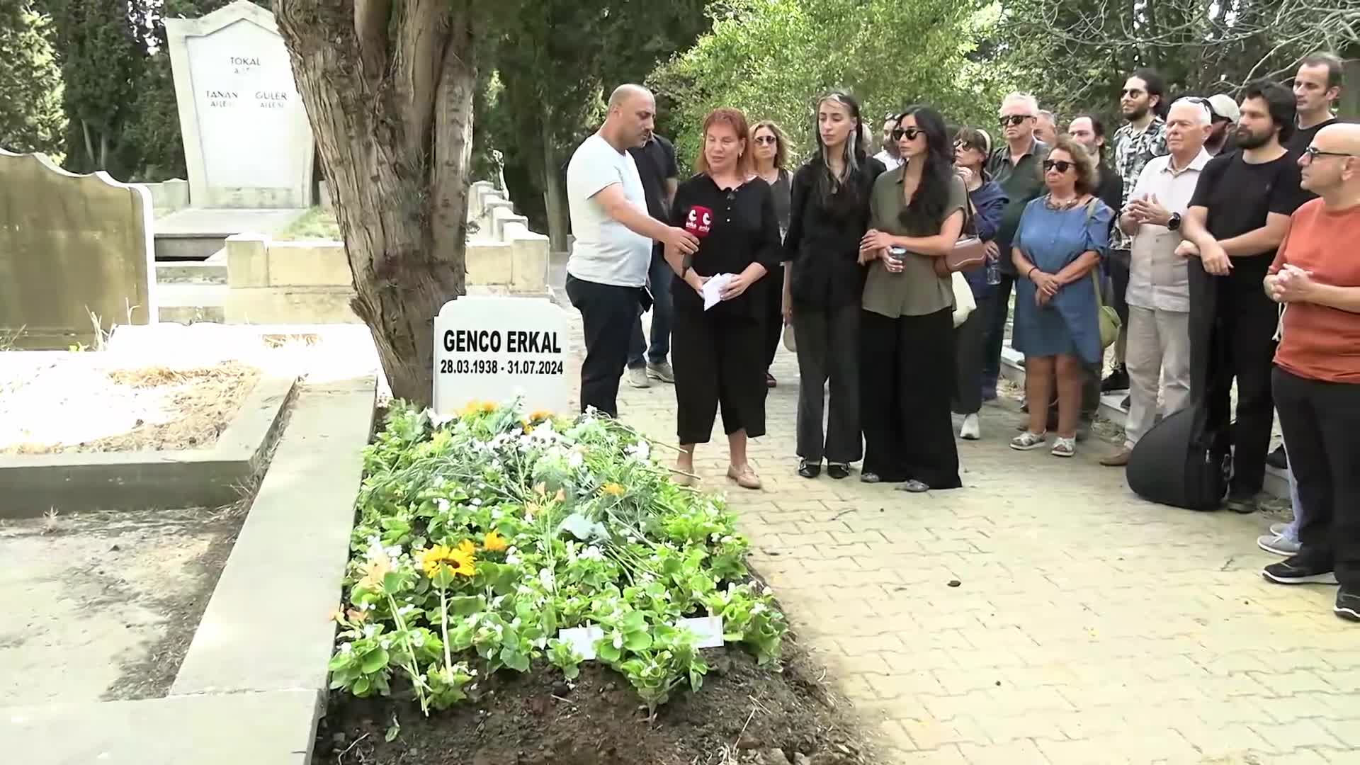Genco Erkal ölümünün birinci yılında mezarı başında anıldı... İmamoğlu: “Sözünü sakınmadı, haksızlıkların karşısında dimdik durdu"