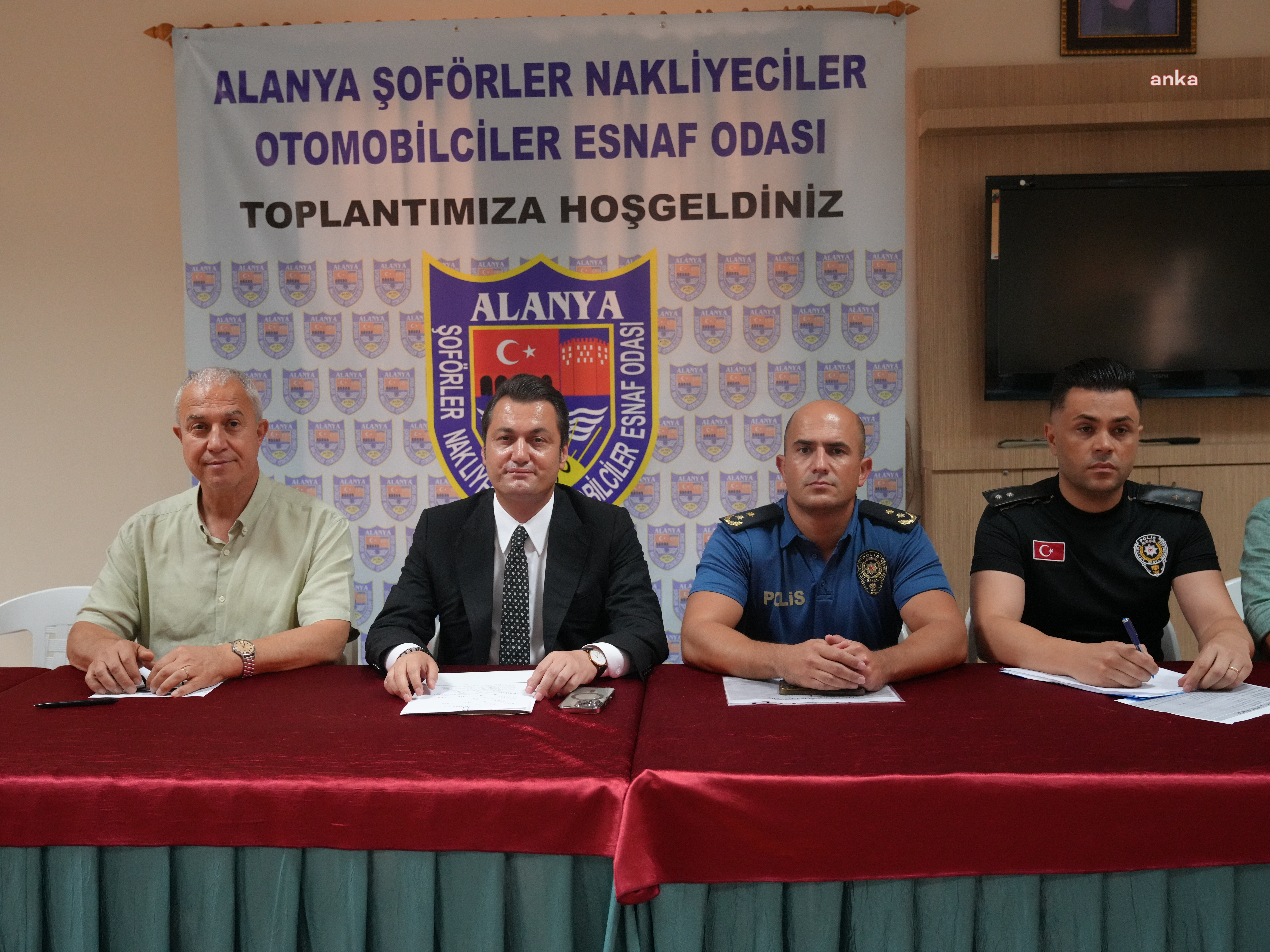 Alanya Belediyesi zabıta ekiplerinden taksilere sivil takip