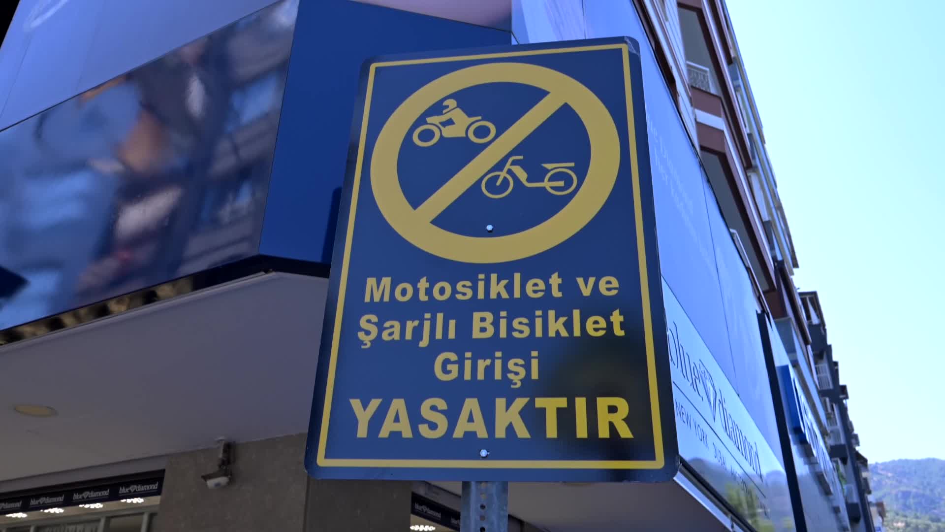 Manisa Büyükşehir Belediyesi'nden kaldırımlarda ve Sevgi Yolu'nda denetim