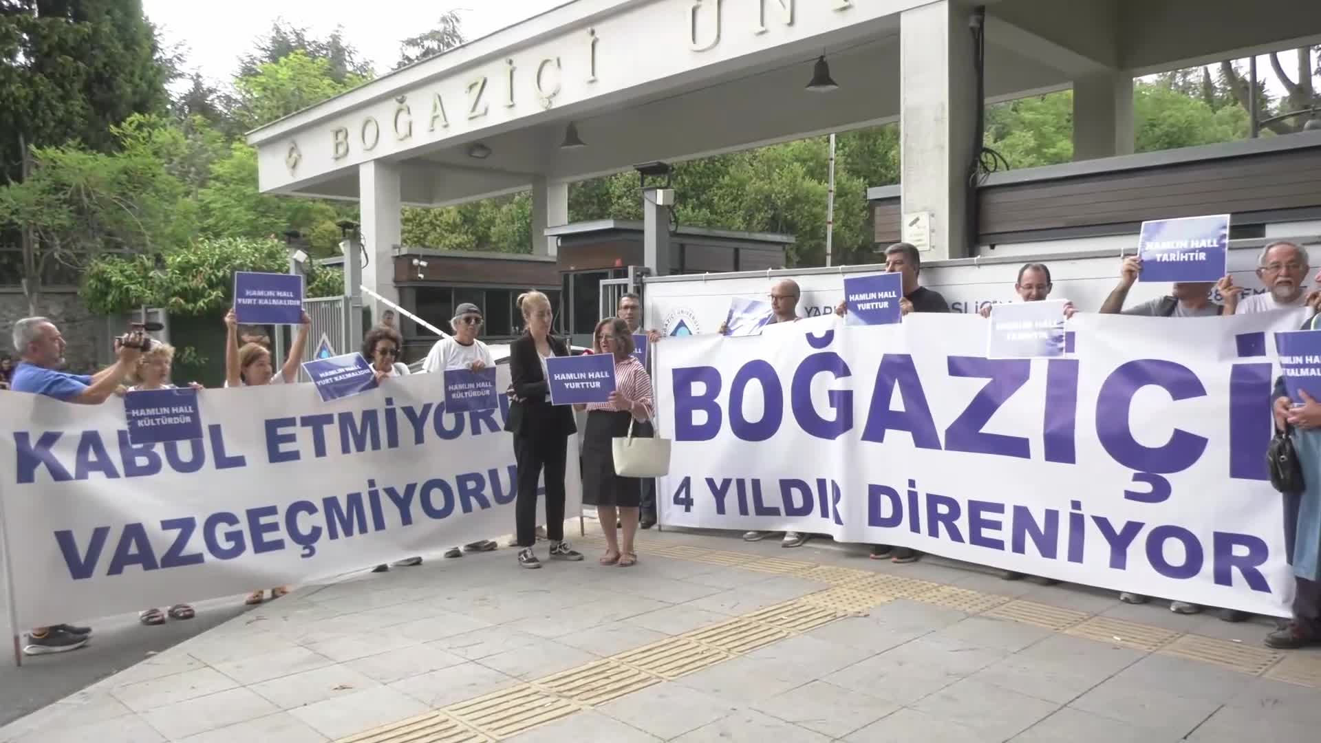 Boğaziçi mezunları, 154 yıllık yurt binasının işlevinin sona erdirilmesine karşı kampüs önünde buluştu: “Hamlin Hall sadece bir bina değil, bir bellektir”