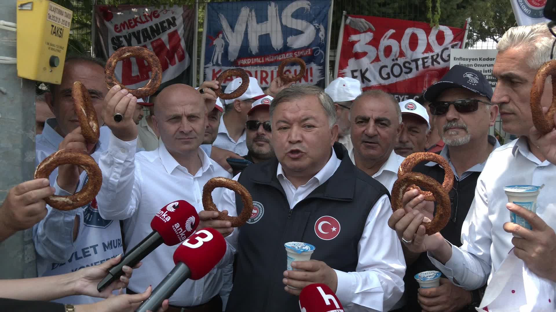 Devlet Memurları Sendikası Başkanı Cengiz: “Memurlara verilen yemek yardımı ile sadece simit ve ayran alınabiliyor”