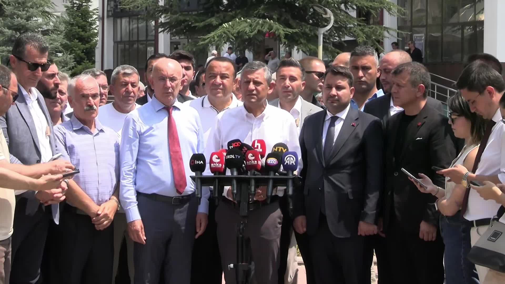 Özgür Özel: "Komisyonda bırakın Cumhuriyet'in kolonlarını kestirmek, 'Cumhuriyet kolonunun üzerine küçücük bir çivi çakacağım' diyene müsaade etmeyiz"