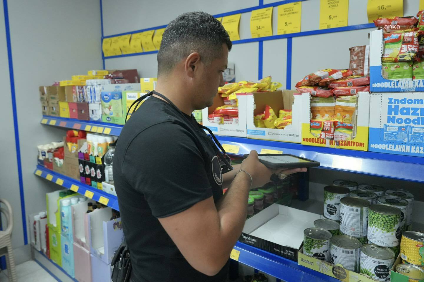 Burhaniye Belediyesi Zabıta Müdürlüğü ekipleri, market denetimlerini sürdürüyor