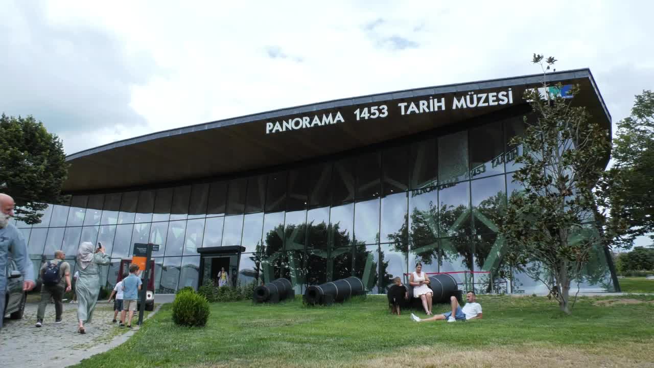“Gelenekselin İzinde İstanbul” sergisi, Panorama 1453 Tarih Müzesi’nde ziyarete açıldı... Geleneksel sanatlarla İstanbul yeniden yorumlanıyor