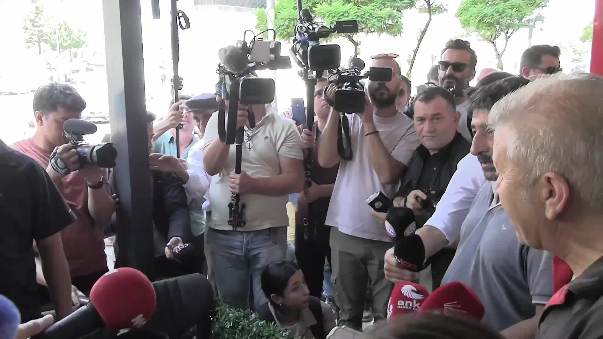 Özgür Özel, esnaf ziyaretinde oyuncak ''ahtapot'' satın aldı: "Ahtapotun kolları nasıl TÜRGEV’e, Kıbrıs’taki yolsuzluğa uzanıyor,  o günden beri ahtapot demiyor "
