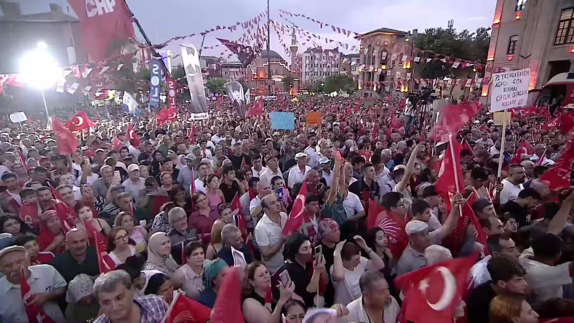 CHP'nin ''Millet İradesine Sahip Çıkıyor'' mitingi... Özgür Özel: ''Sadece yandaşları, menfaat çetelerini gören, vatandaşa sırtını dönen bir kara düzen var''