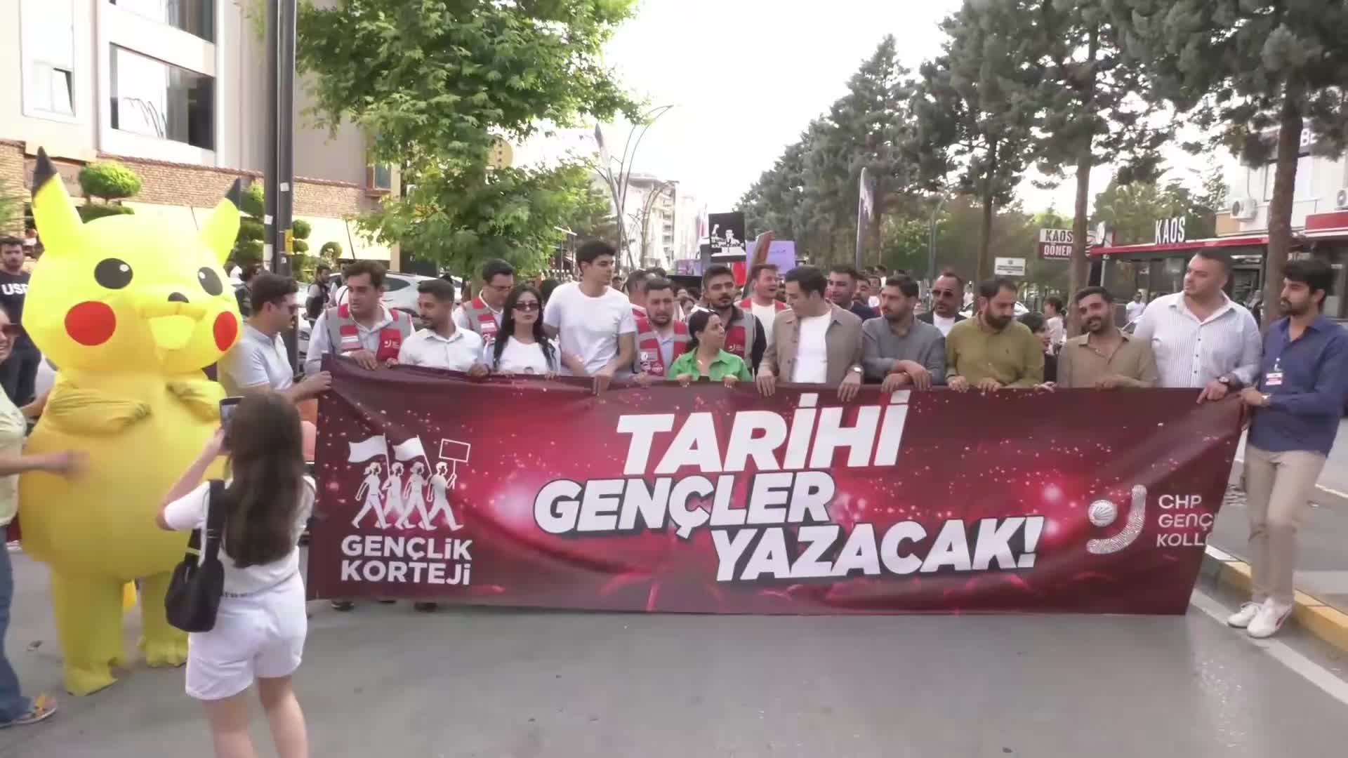 Aksaray'da binlerce kişi "Ekrem İmamoğlu'na Özgürlük" dedi, miting alanı doldu taştı