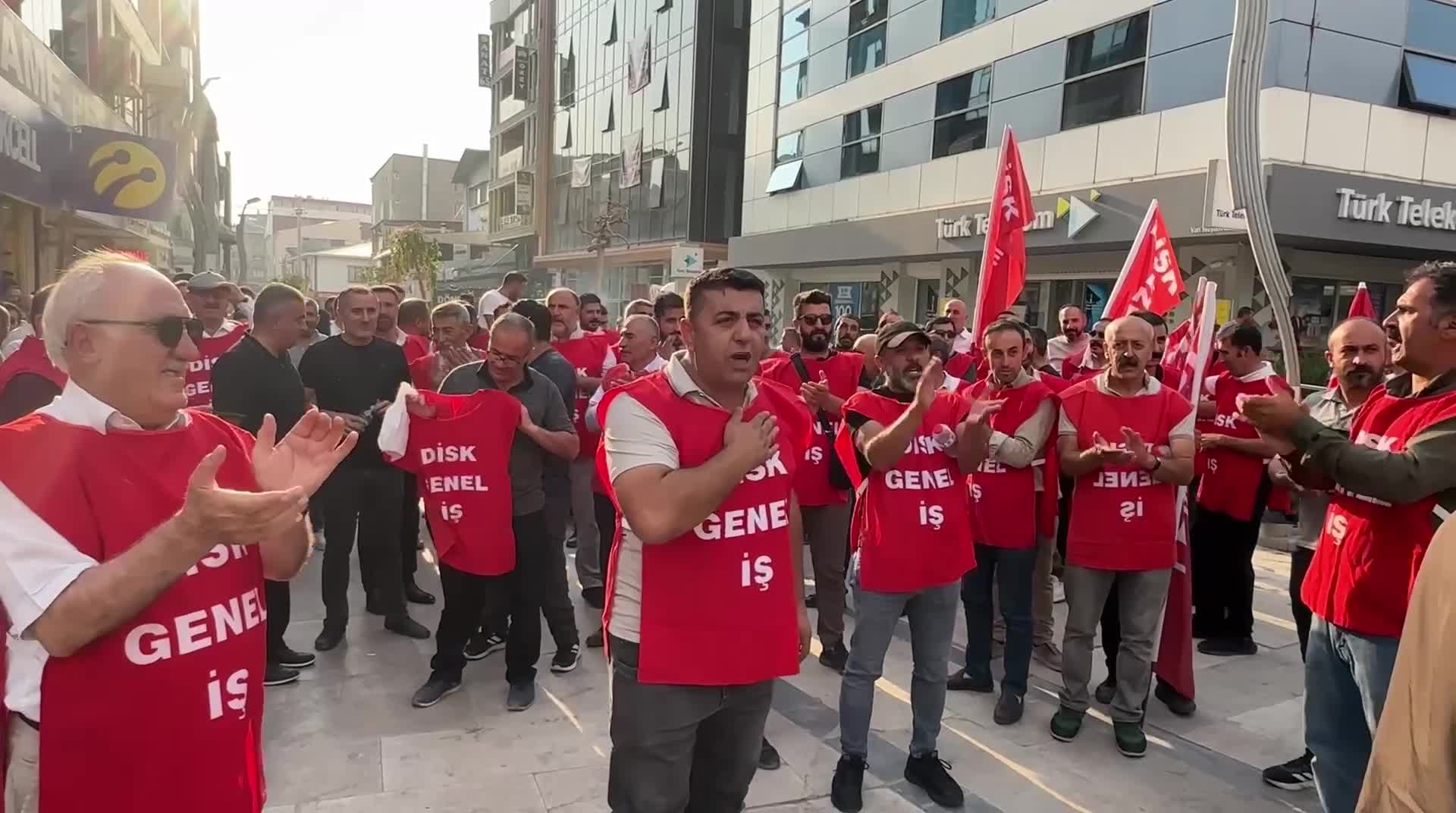 Kayyum yönetimindeki Van Büyükşehir Belediyesi'nde işten çıkarmalar protesto edildi: "Hukuki mücadelemiz sürecek"