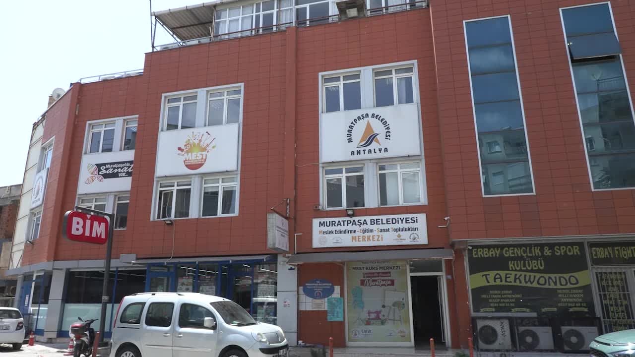 Muratpaşa Belediyesi’nden 756 saatlik güzellik eğitimi