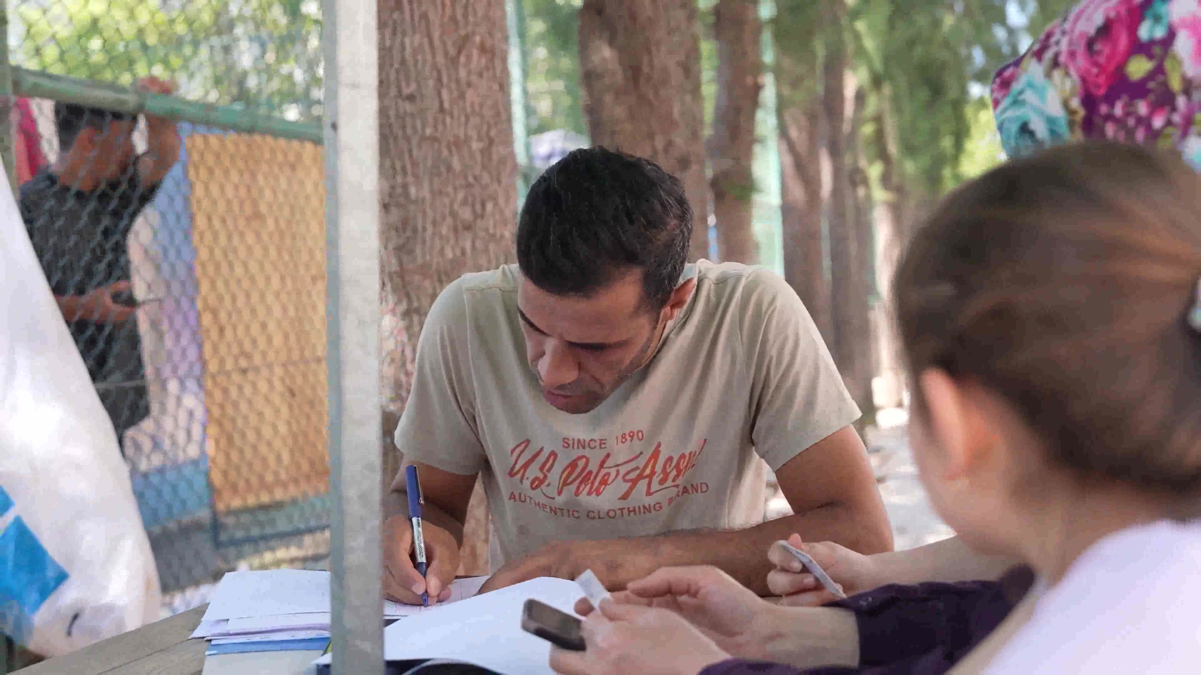 Manisa’da çocuklar, Büyükşehir Belediyesi'nin portatif havuzlarında serinliyor