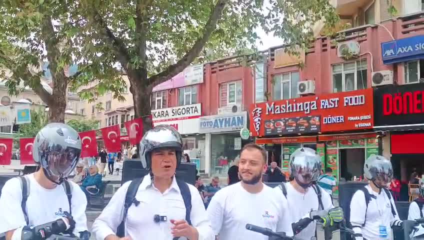 Çömez'den partinin miting çağrısını scooterlarla yapan gençlere destek: "İşte gençlerimiz meydanlarda. Sırtlarına almış oldukları ekranlarla kapı kapı dolaşıyorlar"