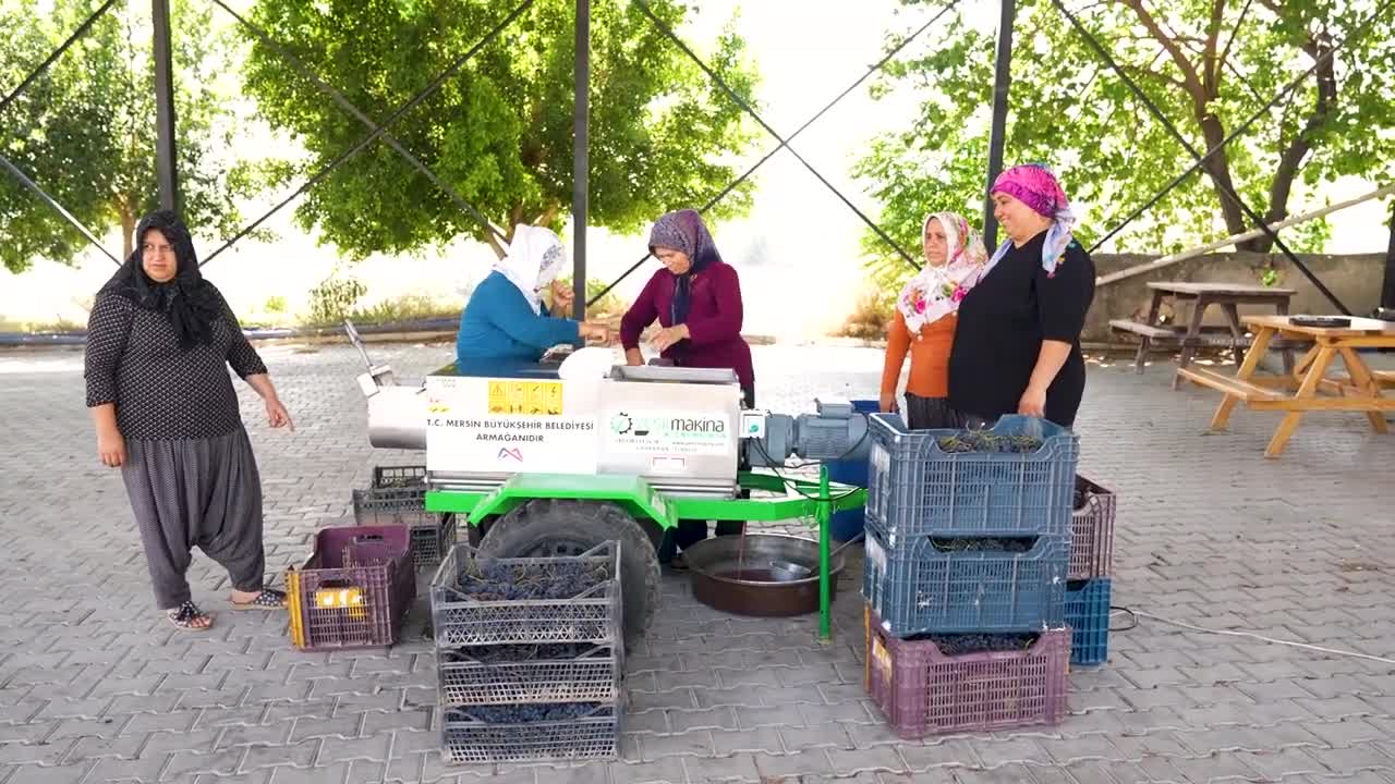 Mersin Büyükşehir Belediyesi’nden Tarsuslu üreticilere üzüm sıkma makinesi desteği