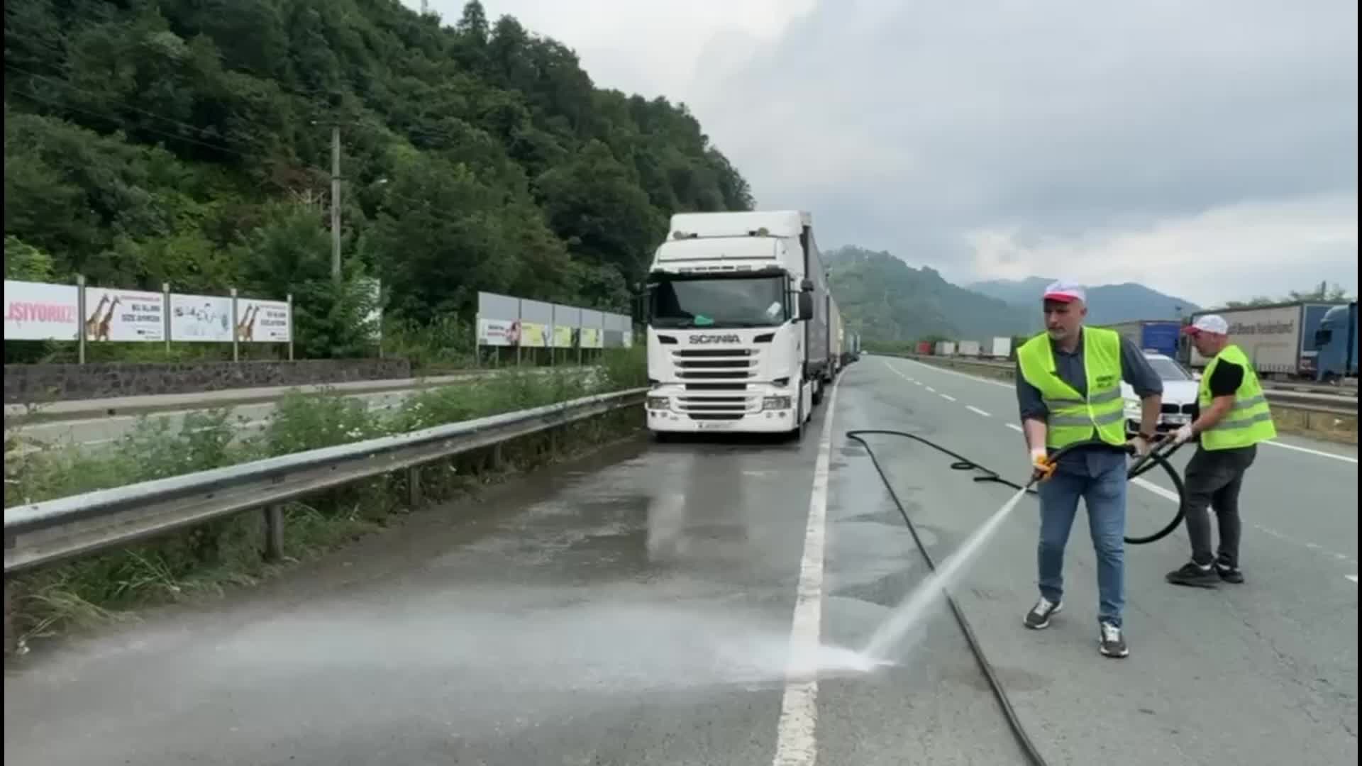 Hopa Belediyesi’nden sınır yolunda temizlik seferberliği: “Yetki bizde değil ama sorumluluk hissediyoruz”