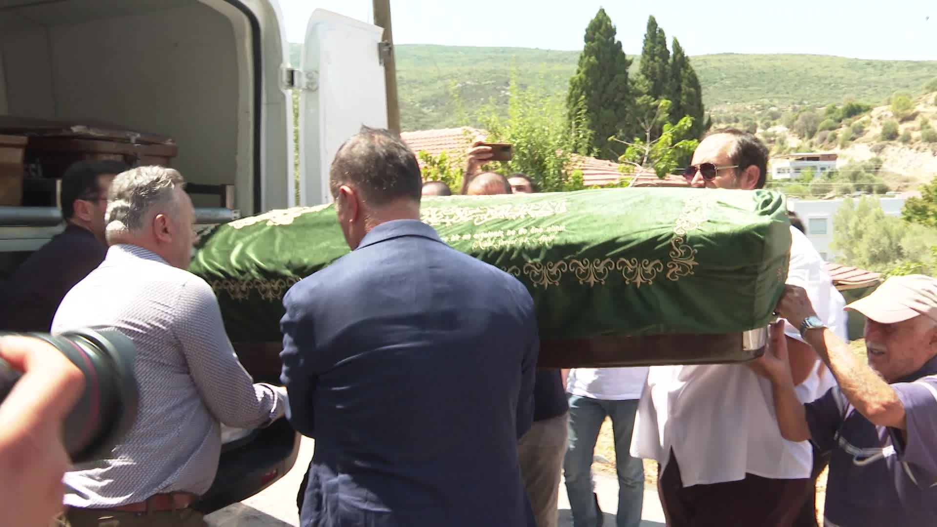 Eski CHP İzmir Milletvekili Tacettin Bayır’ın annesi son yolculuğuna uğurlandı