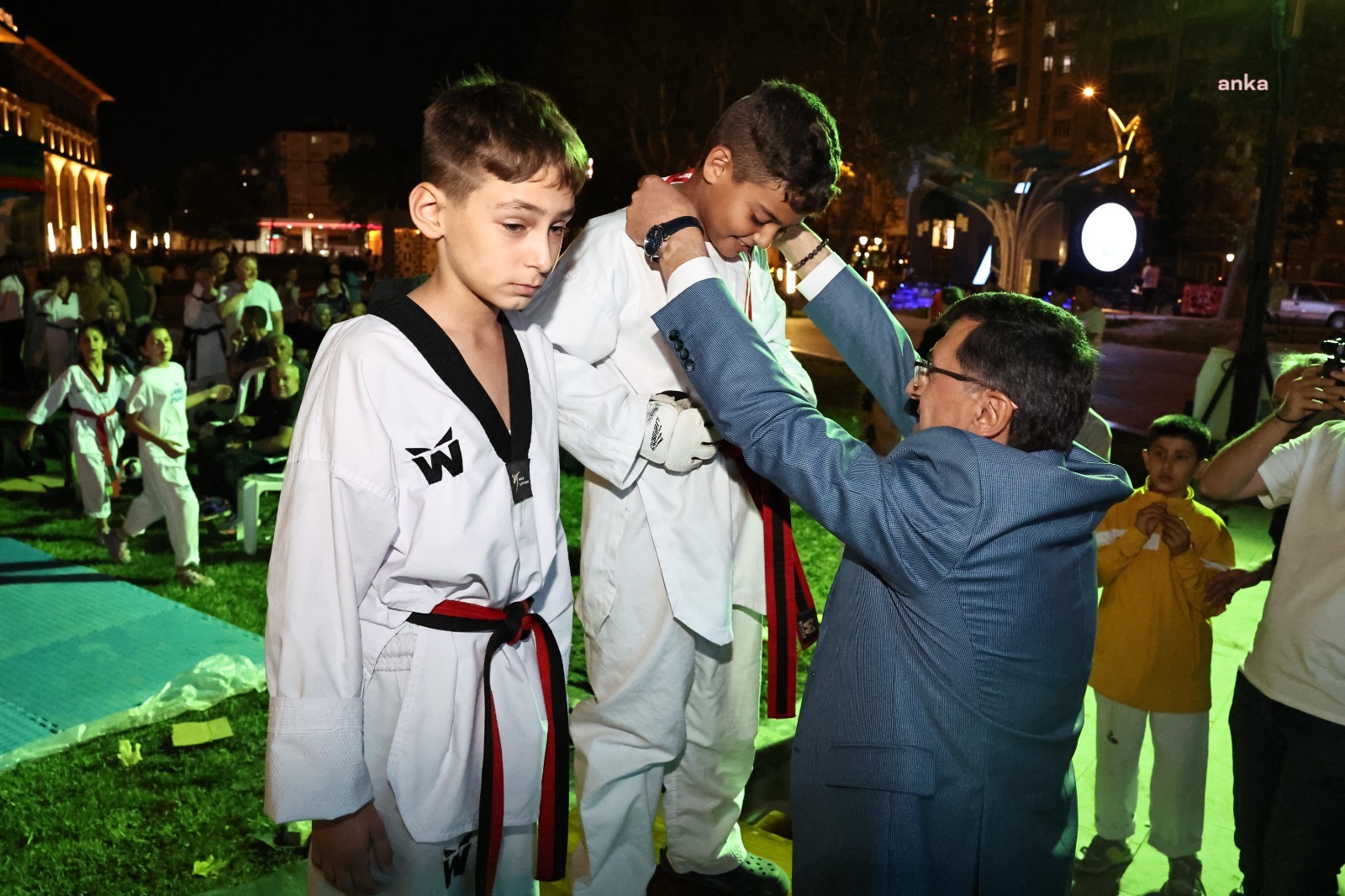 Kütahya Belediye Başkanı Kahveci, Tekvando Turnuvası'nda dereceye girenlere ödüllerini takdim etti
