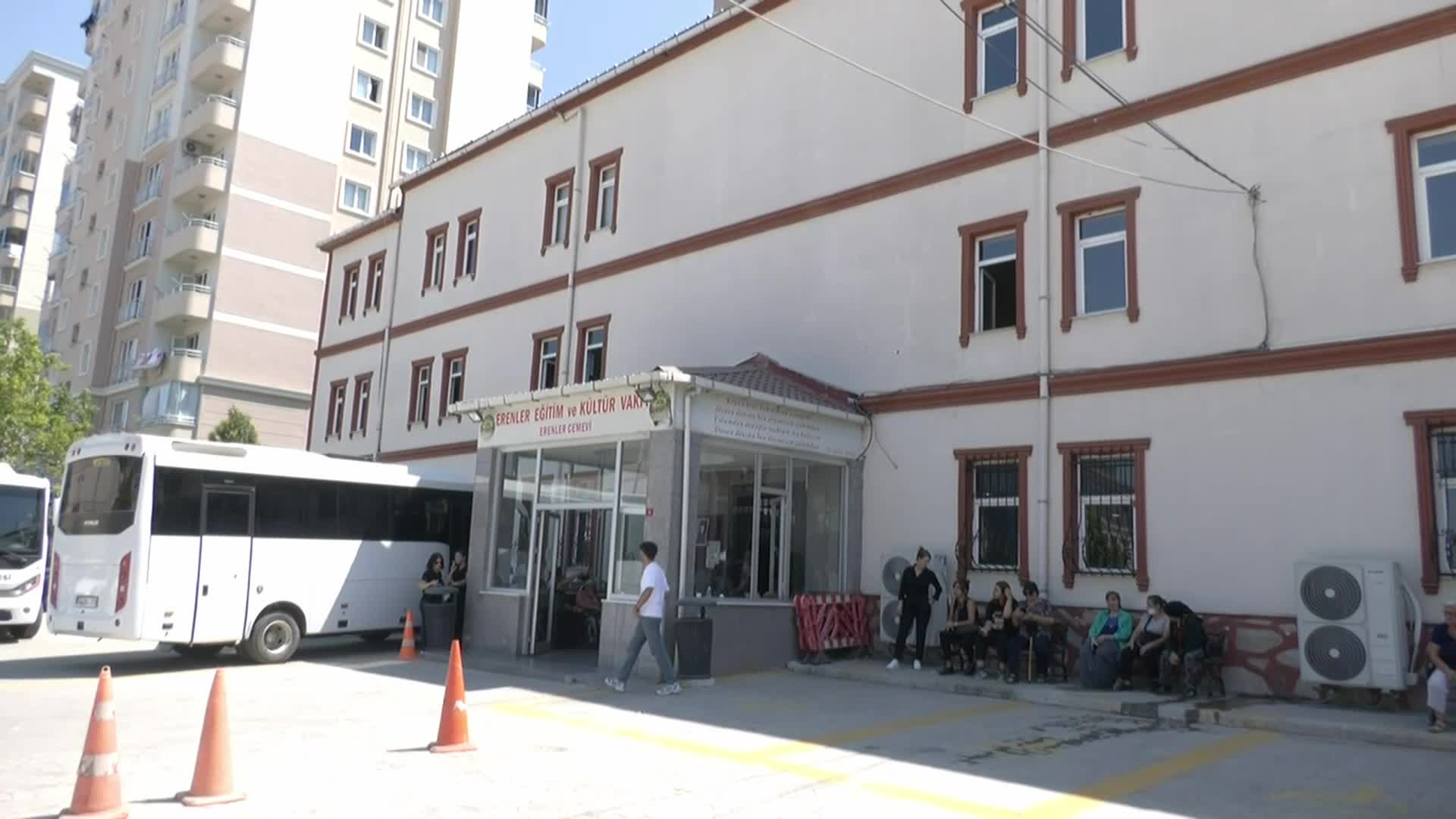 Tutuklu Avcılar Belediye Başkan Yardımcısı Erhan Daka, babasının cenazesine jandarmayla getirildi