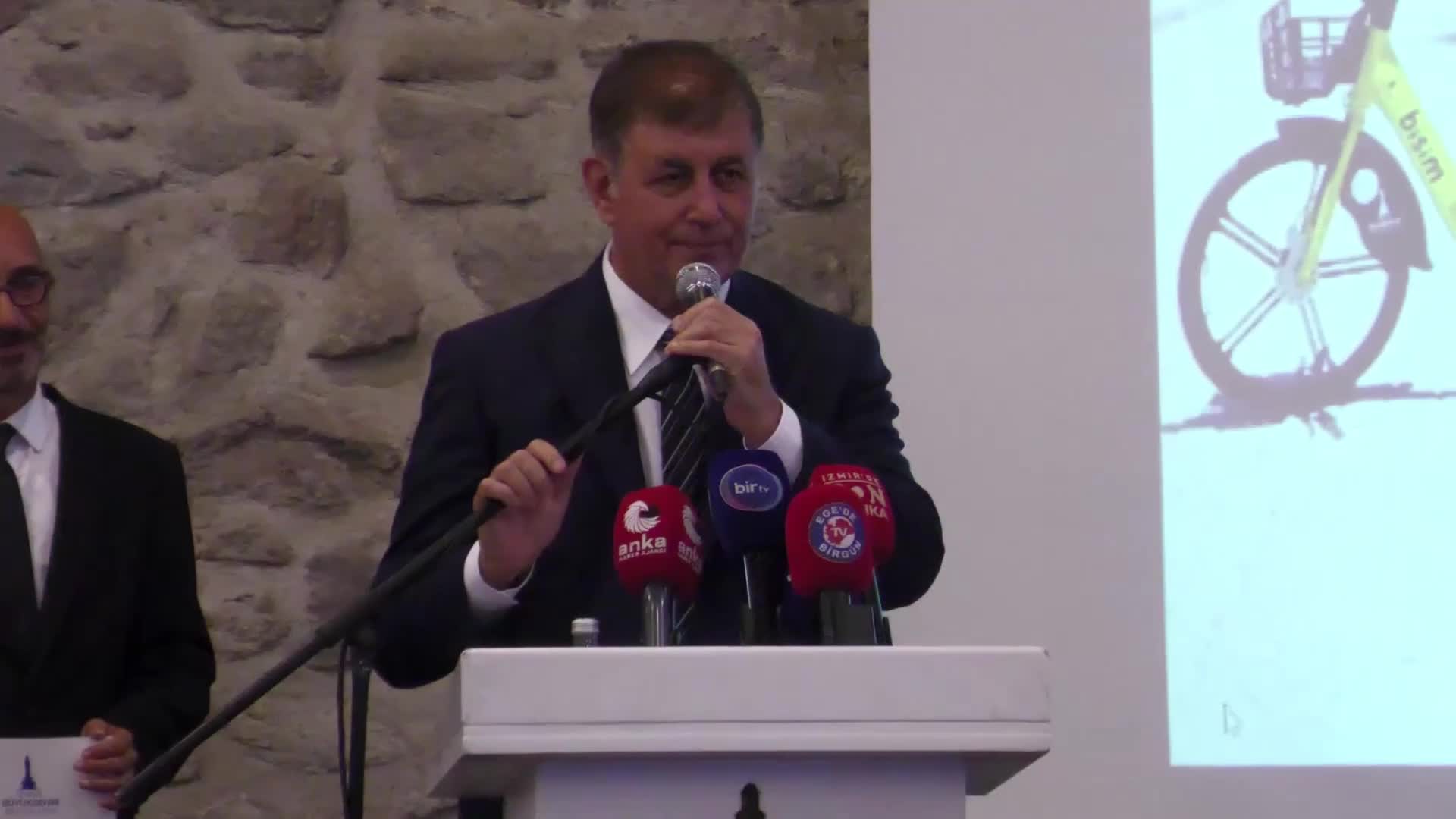 İzmir’de paylaşımlı bisiklet dönemi yeniden başladı... Cemil Tugay: Benim gibi ömrünün son çeyreğine girmiş insanların bu ülkeyle ilgili çok özlemi var