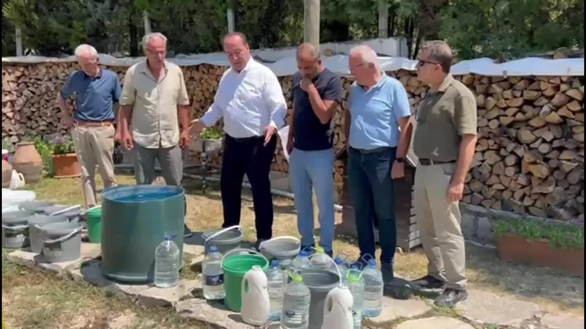 Safranbolu Yazıköy’de 15 gündür su sorunu yaşayan yurttaşlar CHP'li Akay'a dert yandı: "Namazı bıraktık, abdest alacak suyumuz yok"