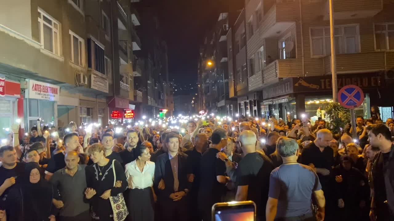 Beşikdüzü’nde öldürülen Sinem için “Karanlığa ışık” yürüyüşü düzenlendi