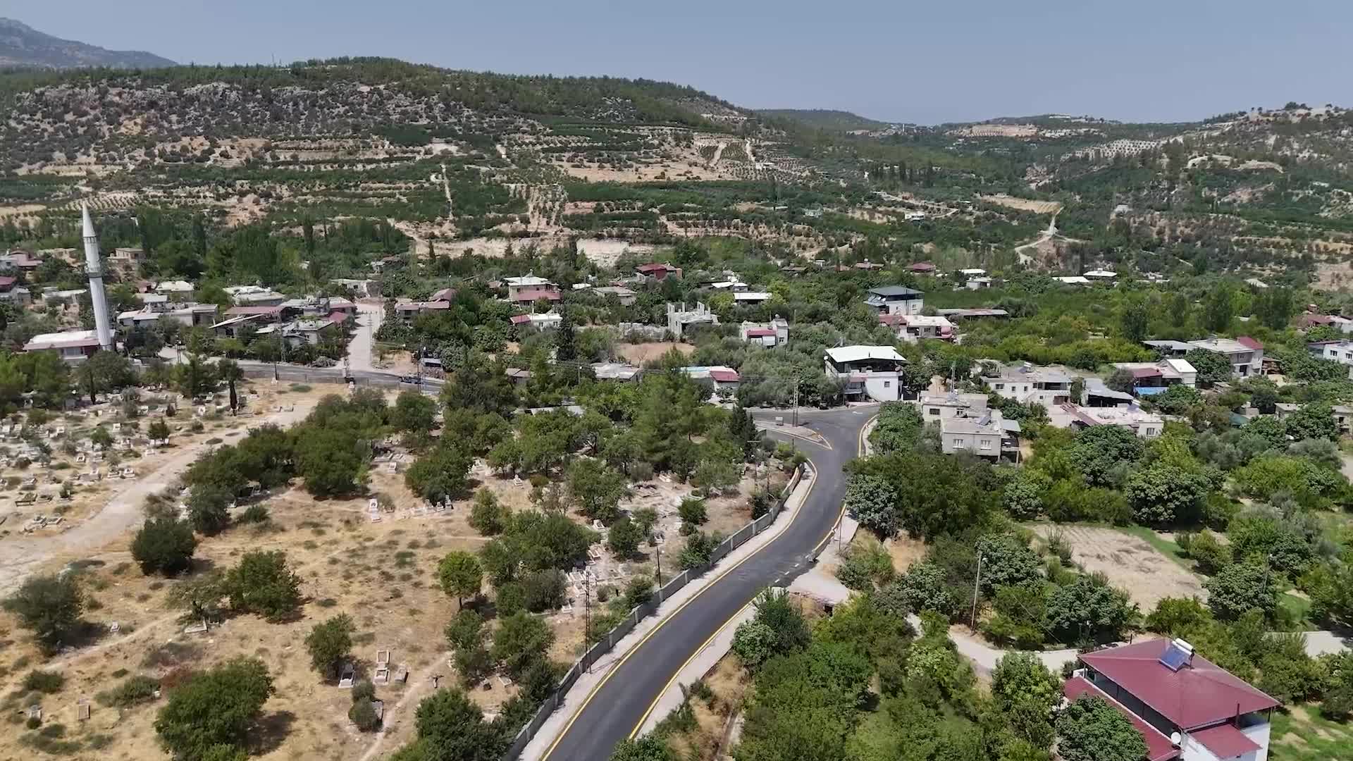 Mersin Büyükşehir Belediyesi, Gülnar'da yol çalışmalarını sürdürüyor