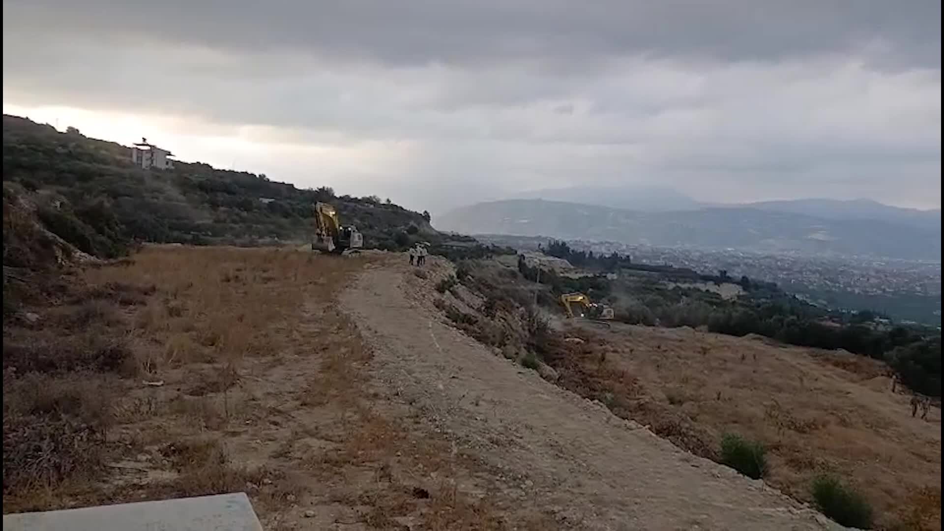 TOKİ için kamulaştırılan Hatay Mağaracık’a jandarma eşliğinde iş makineleri girdi, bölge sakinleri tepki gösterdi