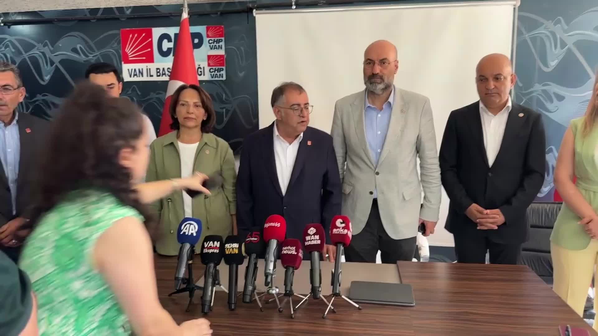 CHP milletvekilleri ve PM üyeleri sahada... Van buluşmasında konuşan Açıkel: "Sarayın vesayetini milletin iradesiyle değiştirmenin zamanı geldi"