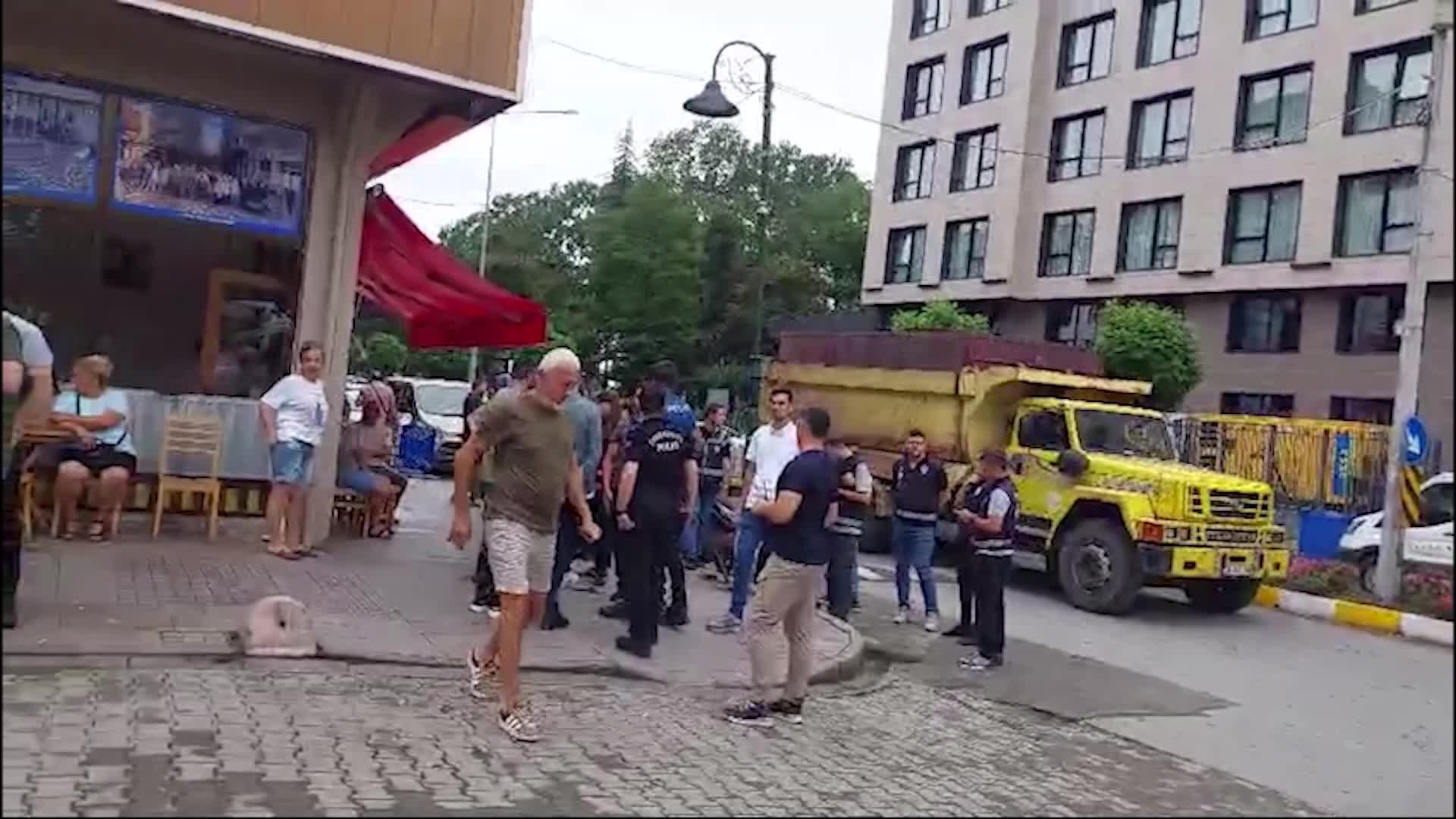 ÇAYKUR'UN çay alım politikası protesto edildi...  Fındıklı’daki Çay Fabrikası'na yürümek isteyen üreticilere polis izin vermedi