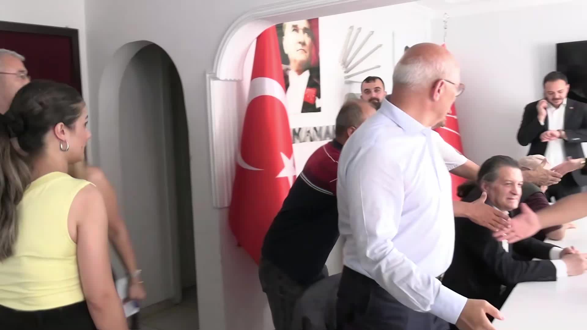 CHP milletvekilleri ve PM üyeleri sahada... İki çocuk annesi vatandaş: Ben buruk bir anneyim. Bu kırgınlığın hesabını sebep olanlardan sorarım