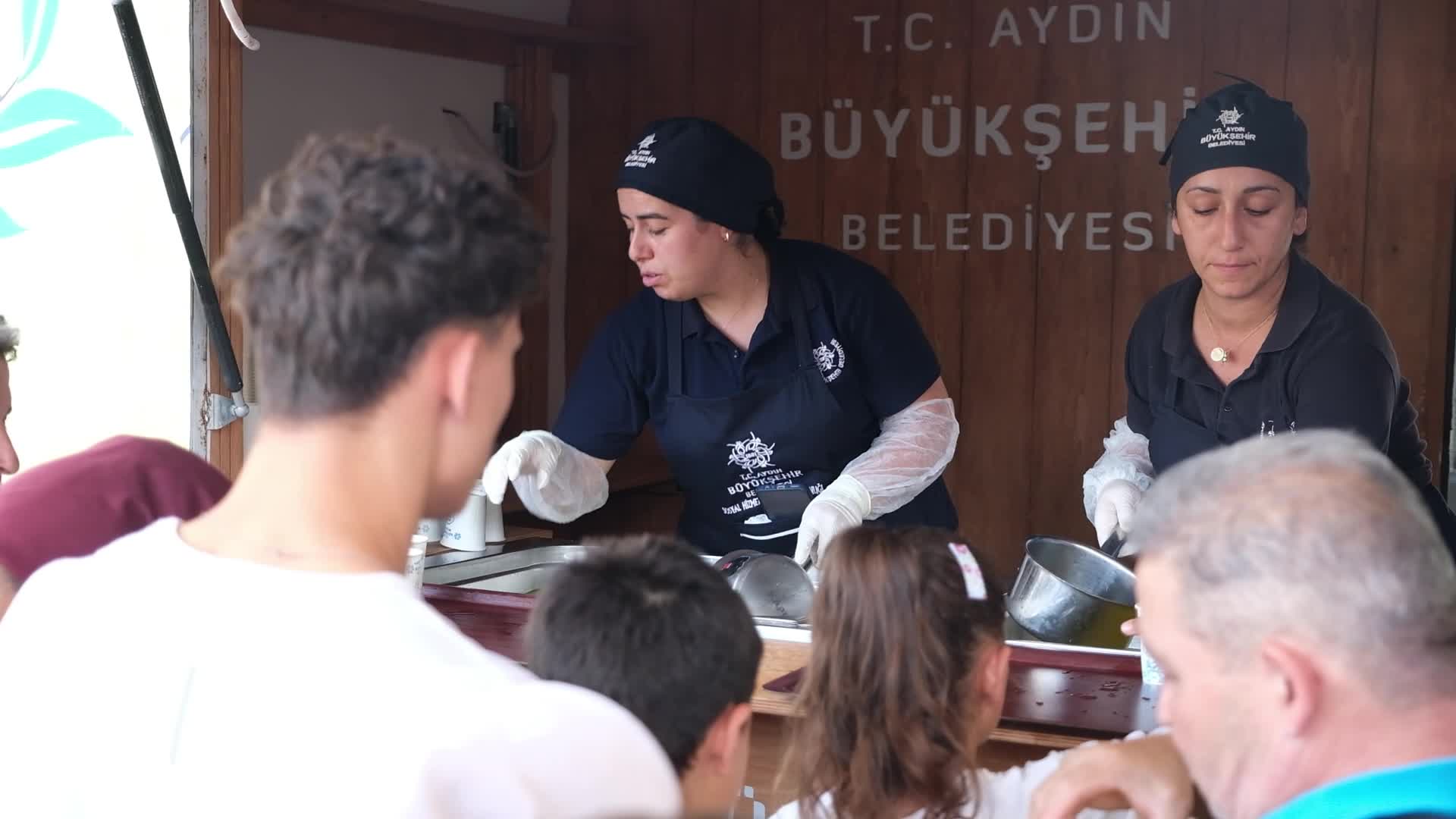 Aydın Büyükşehir Belediyesi'nin limonata ikramı devam ediyor