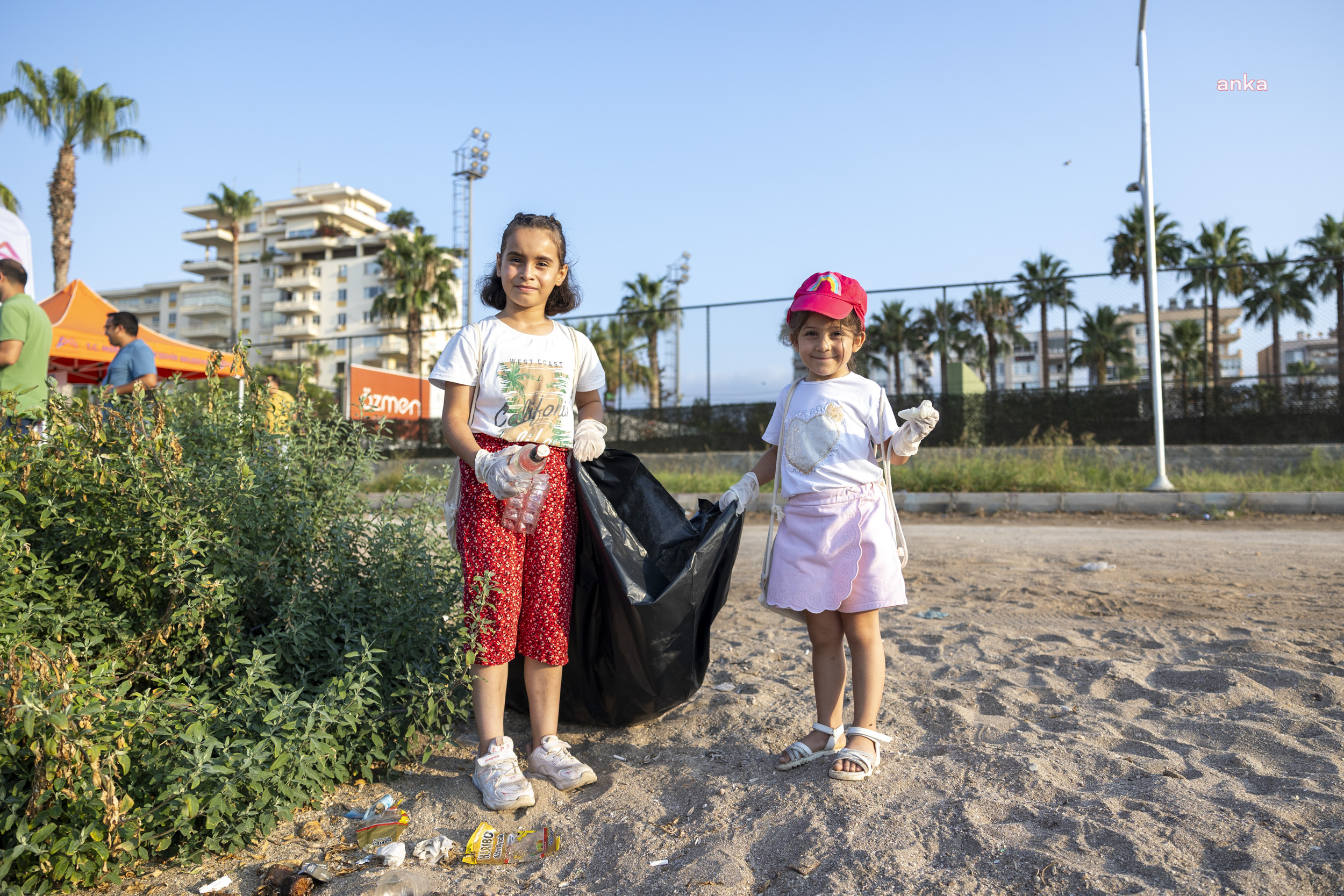 Mersin Büyükşehir Belediyesi'nden Aras Kayretli’nin "Takipçi Sayım Kadar Çöp Topluyorum" akımına destek